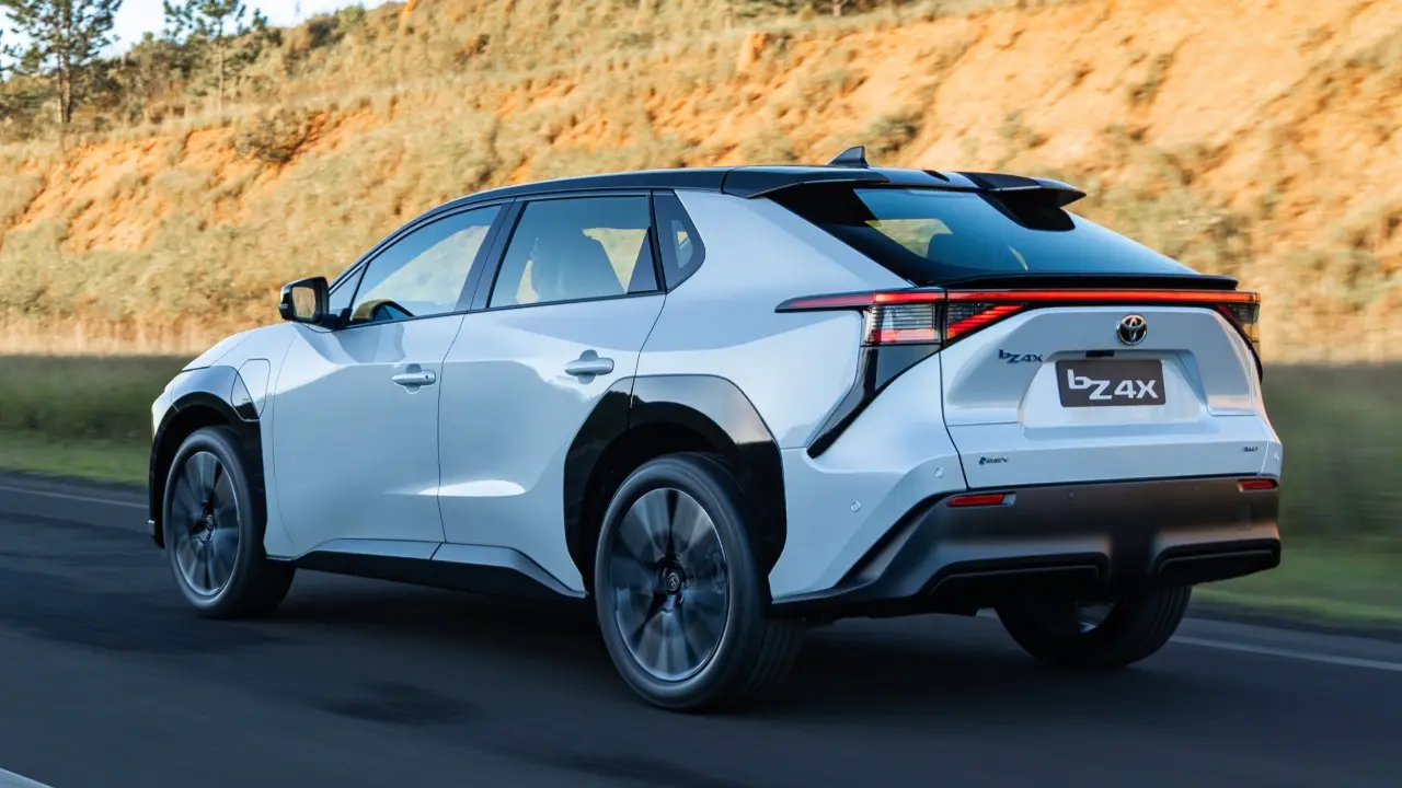 Toyota bZ4X na cor branco em movimento