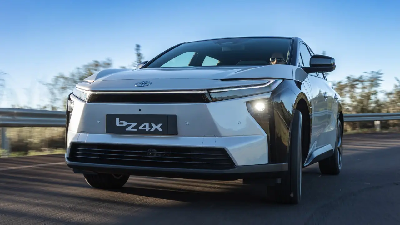 Toyota bZ4X na cor branco em movimento