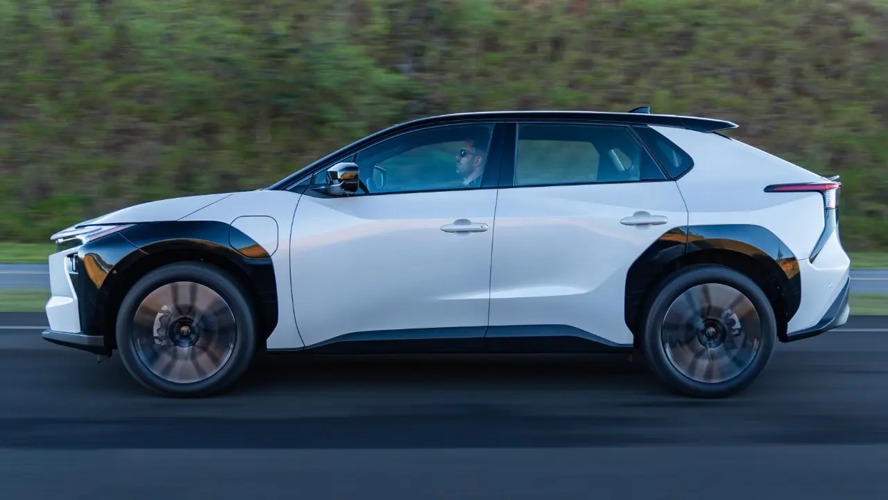 Toyota bZ4X na cor branco em movimento
