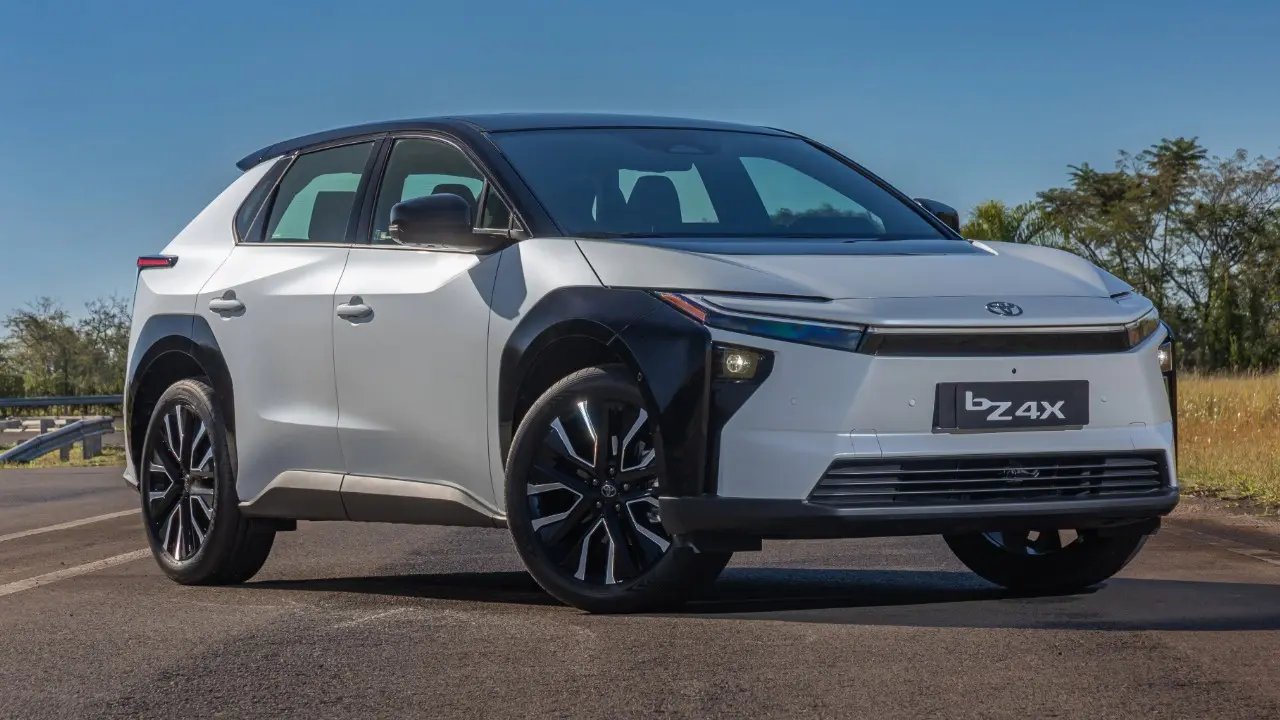 Toyota finalmente lança o bZ4X, seu primeiro carro elétrico no Brasil