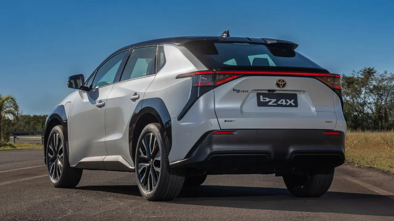 Toyota bZ4X na cor branco estático em detalhes