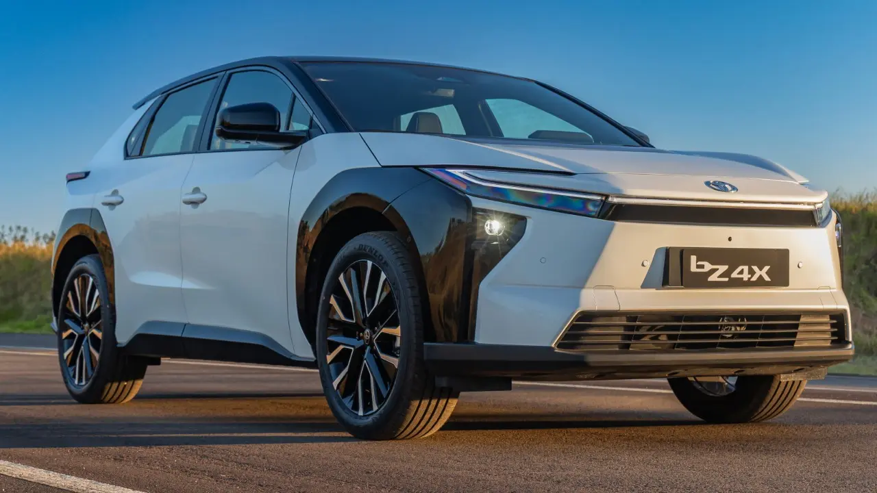 Toyota bZ4X na cor branco estático em detalhes