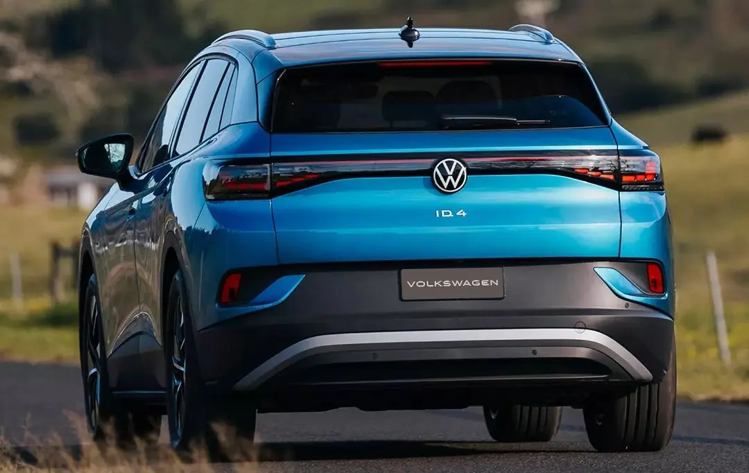 Volkswagen ID.4 azul de traseira andando na estrada
