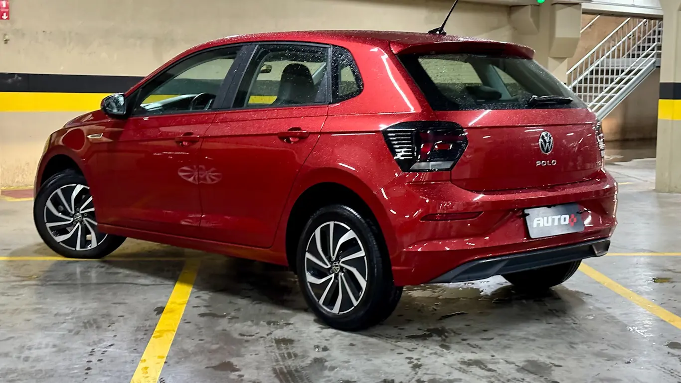 VW Polo Highline vermelho de traseira em um estacionamento