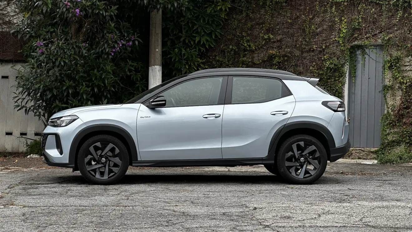 Volkswagen Tera High Outfit prata parado de lateral com muro de plantas ao fundo