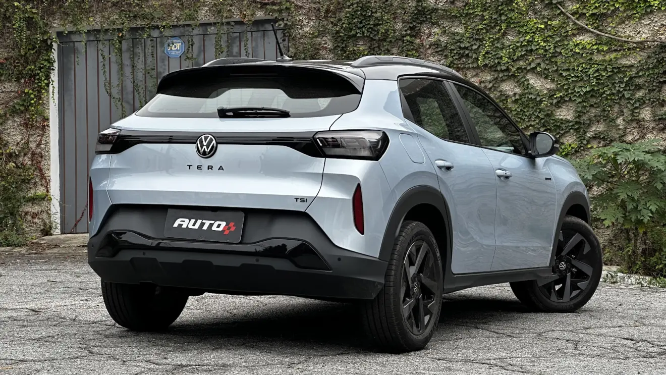Volkswagen Tera High Outfit prata parado de traseira com muro de plantas ao fundo