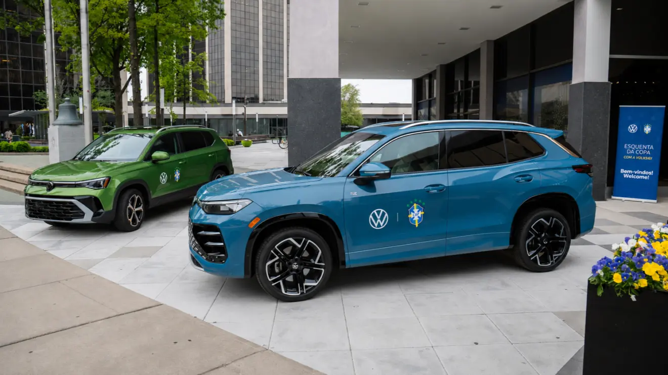 Volkswagen Tiguan azul e Taos verde de frente