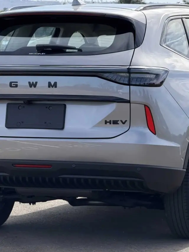 GWM Haval H6 2027 cinza parado de traseira