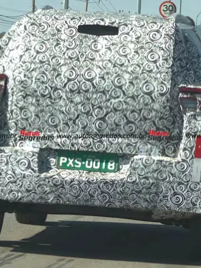 Nova Fiat Strada XBP de traseira andando camuflada na estrada