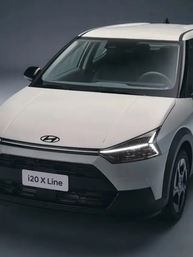 Hyundai i20 Xline branco parado de frente com fundo neutro