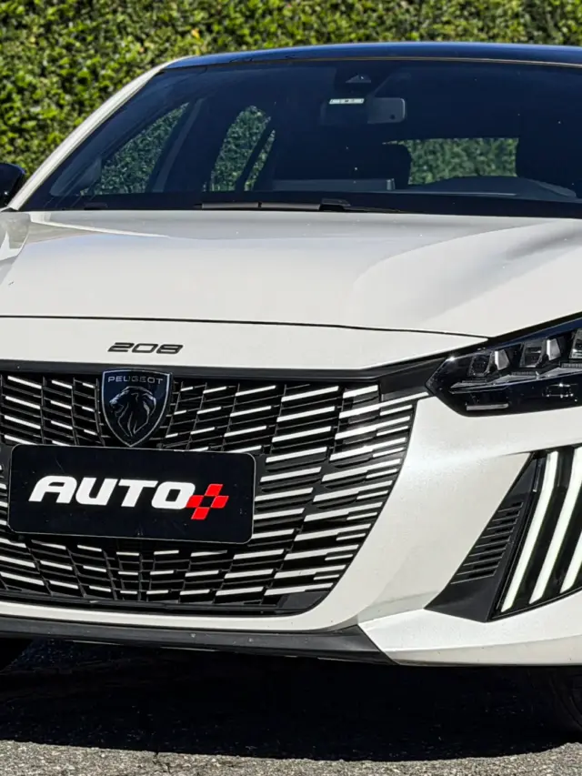Peugeot 208 GT MHEV na cor branco Branco Nacré estático na rua para avaliação, teste e review