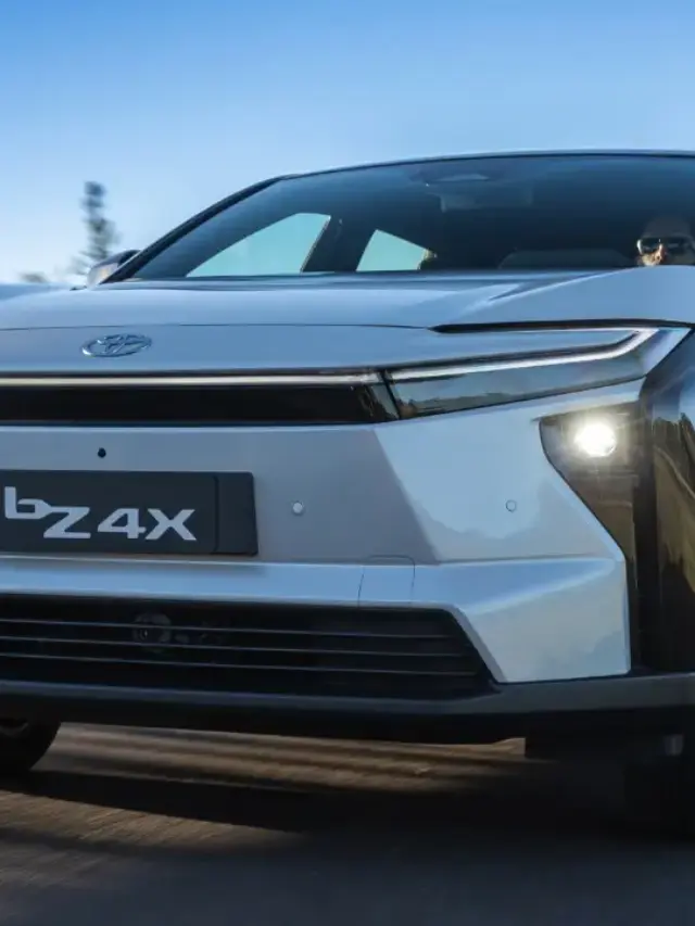 Toyota bZ4X na cor branco em movimento