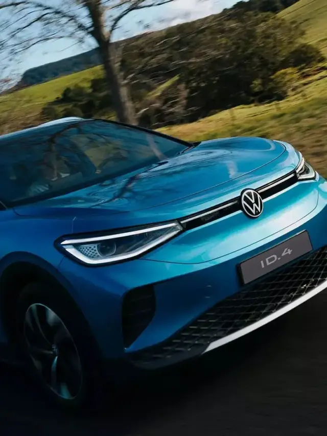 Volkswagen ID.4 azul de frente andando na estrada