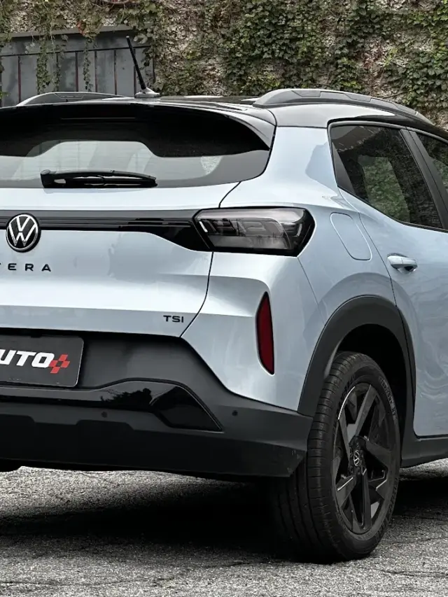 Volkswagen Tera High Outfit prata parado de traseira com muro de plantas ao fundo