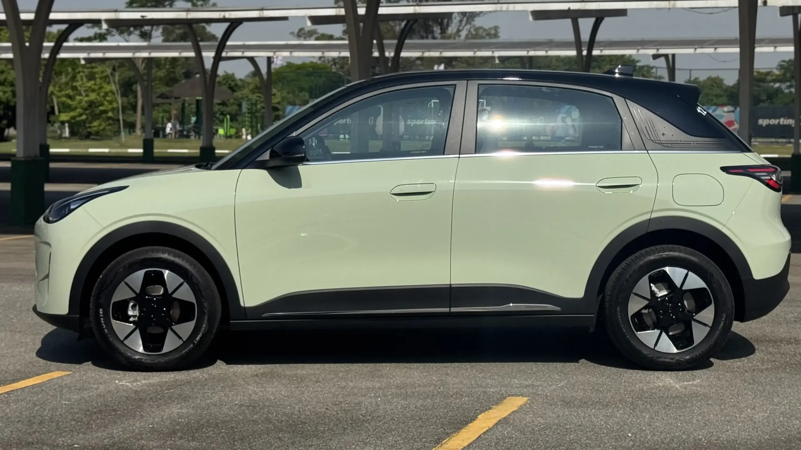 Geely EX2 Max verde visto de lado