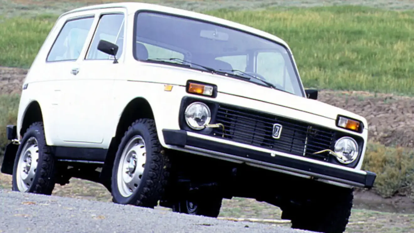 Lada Niva branco em foto 3x4 dianteira [divulgação]