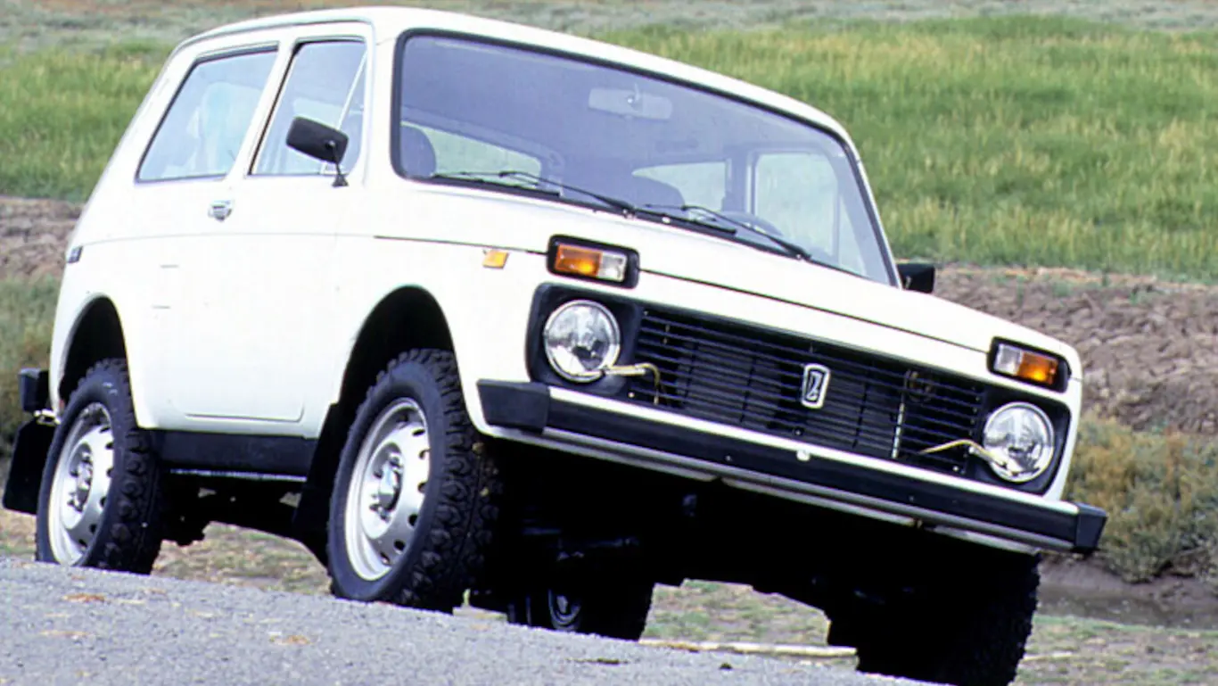 Lada Niva branco em foto 3x4 dianteira [divulgação]