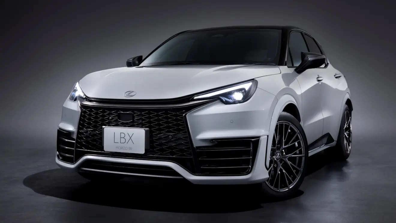 Lexus LBX Morizo branco de dianteira