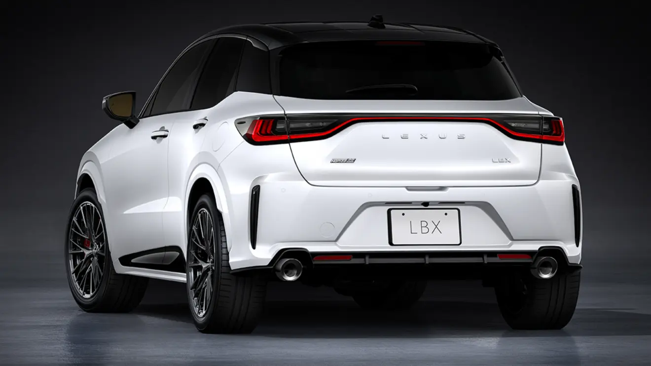 Lexus LBX Morizo branco de traseira