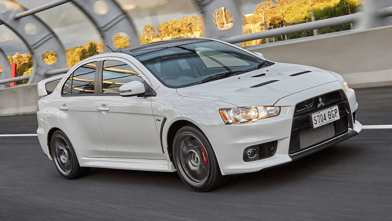 Mitsubishi Lancer Evolution branco em movimento de dianteira