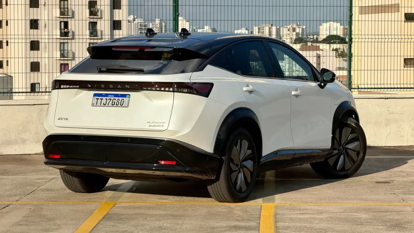 Nissan Ariya branco traseira