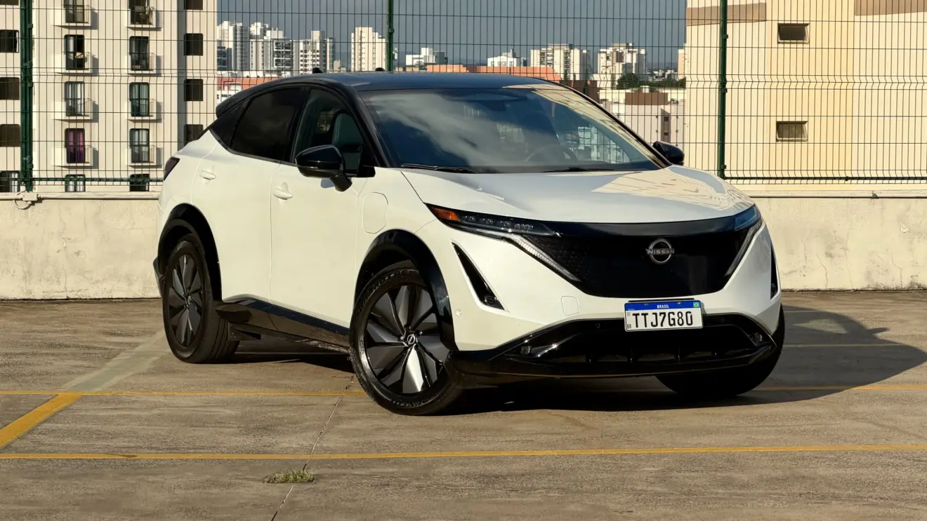 Nissan Ariya branco de frente