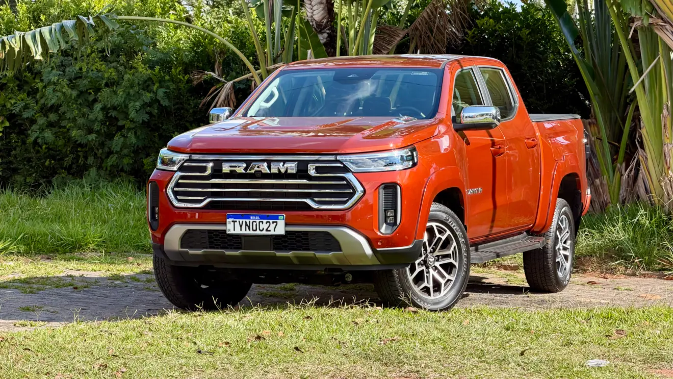 Ram Dakota Laramie laranja de frente