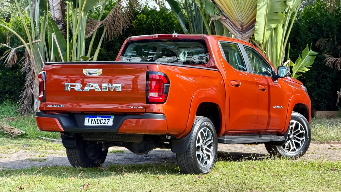 Ram Dakota Laramie [Auto+ / João Brigato] laranja de traseira