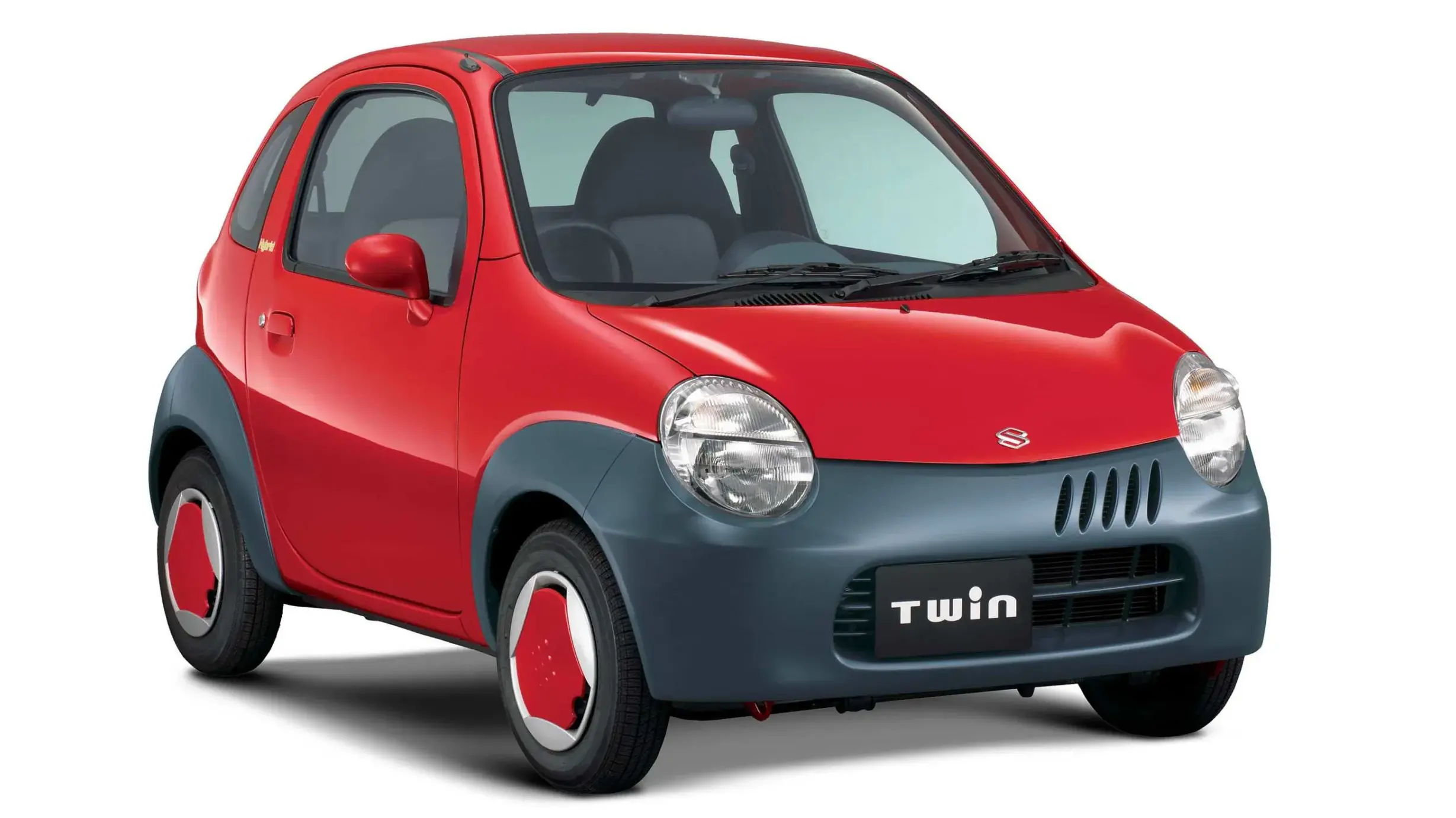 Suzuki Twin vermelho parado de frente com fundo branco