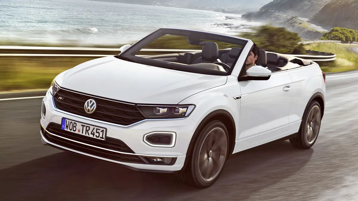 Volkswagen T-Roc Cabriolet branco de frente andando na estrada