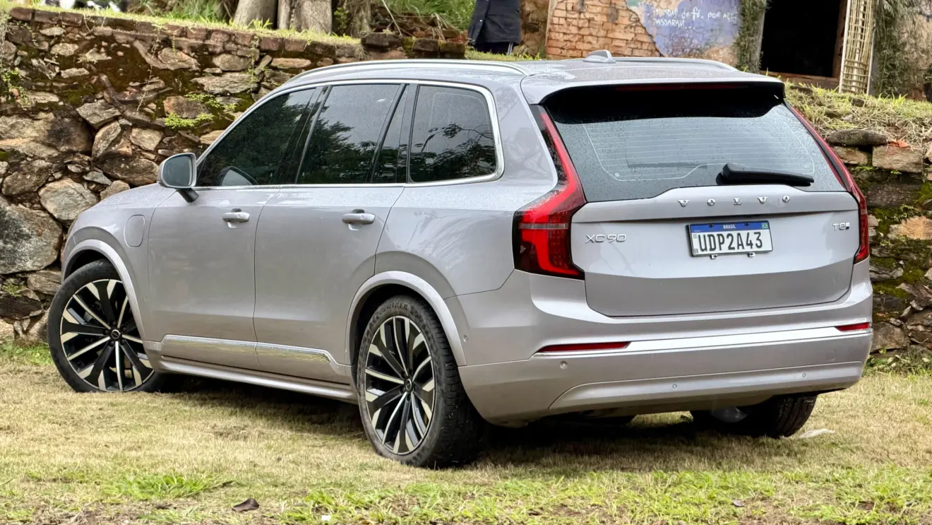 Volvo XC90 Ultra prata de traseira