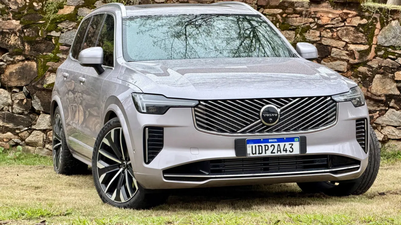 Volvo XC90 Ultra prata de frete