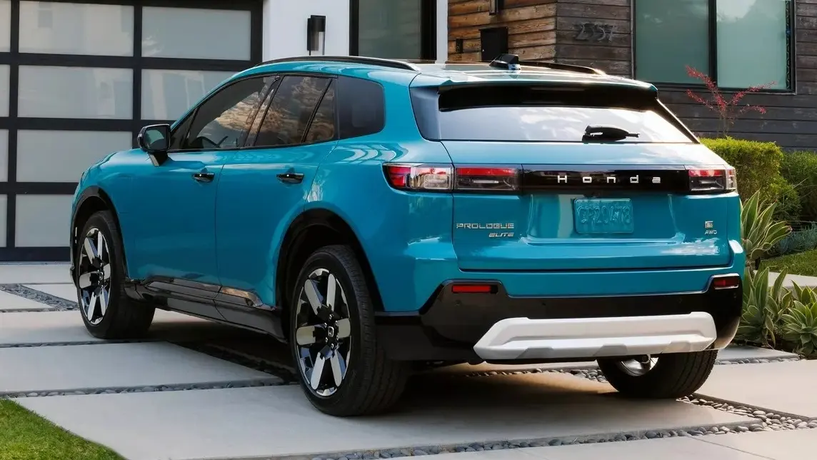 Honda Prologue azul estacionado de traseira em frente a um casa [Divulgação]
