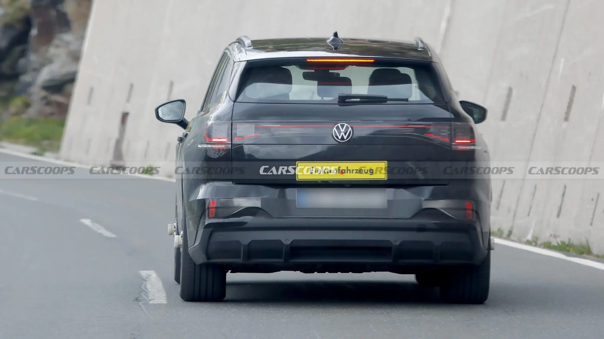 Volkswagen ID. Tiguan em teste camuflado na Europa na cor preto
