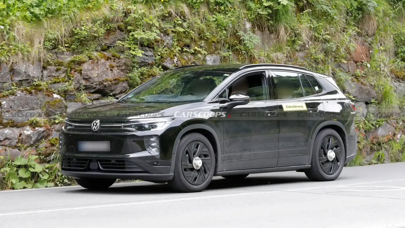 Volkswagen ID. Tiguan em teste camuflado na Europa na cor preto