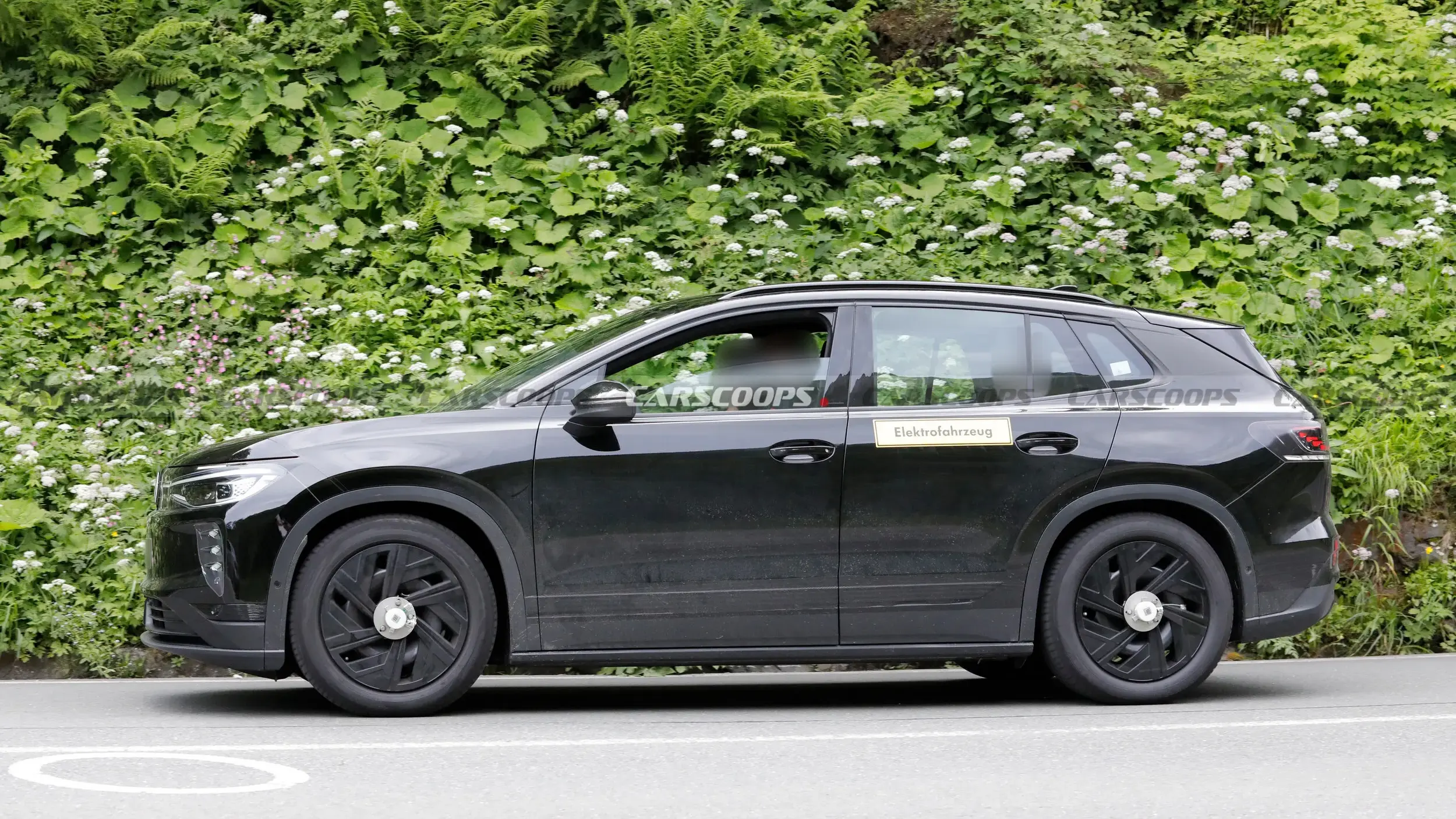 Volkswagen ID. Tiguan em teste camuflado na Europa na cor preto