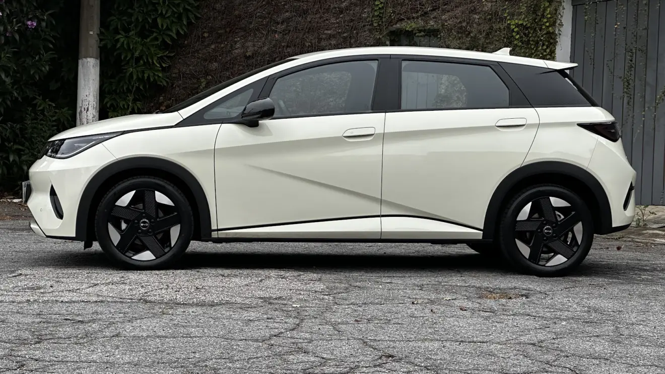 BYD Dolphin SE branco parado de lateral