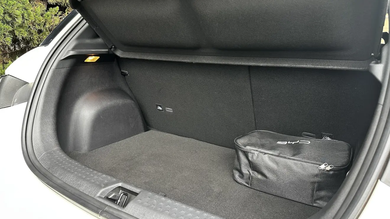 Porta-malas de 250 litros do BYD Dolphin SE 