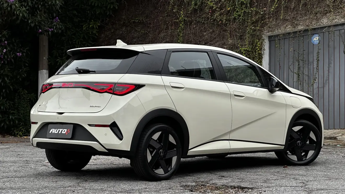 BYD Dolphin SE branco parado de traseira 