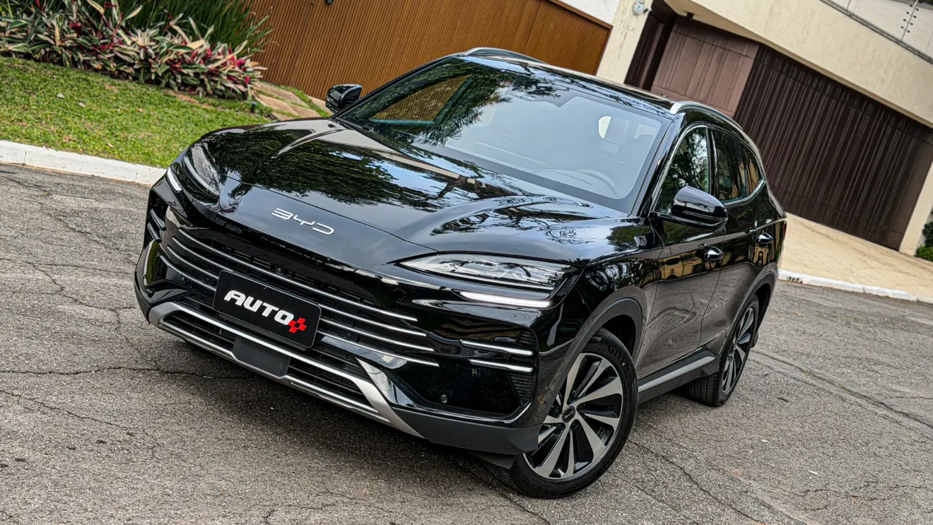 BYD Song Plus 2027 estático na rua na cor Delan Black para avaliação e teste
