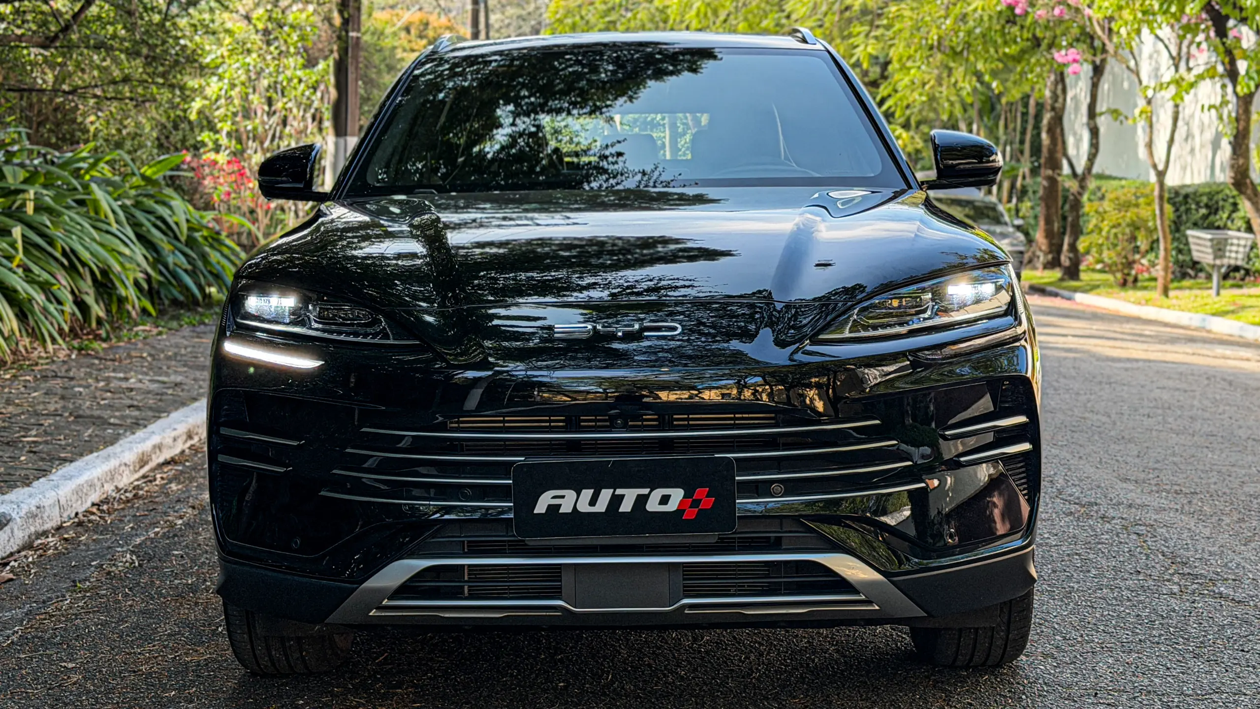 BYD Song Plus 2027 estático na rua na cor Delan Black para avaliação e teste