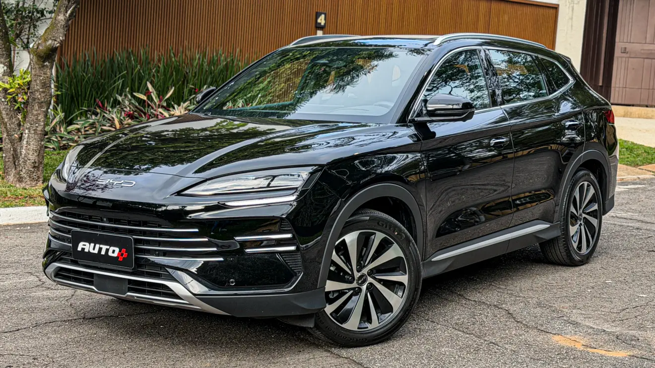 BYD Song Plus 2027 estático na rua na cor Delan Black para avaliação e teste