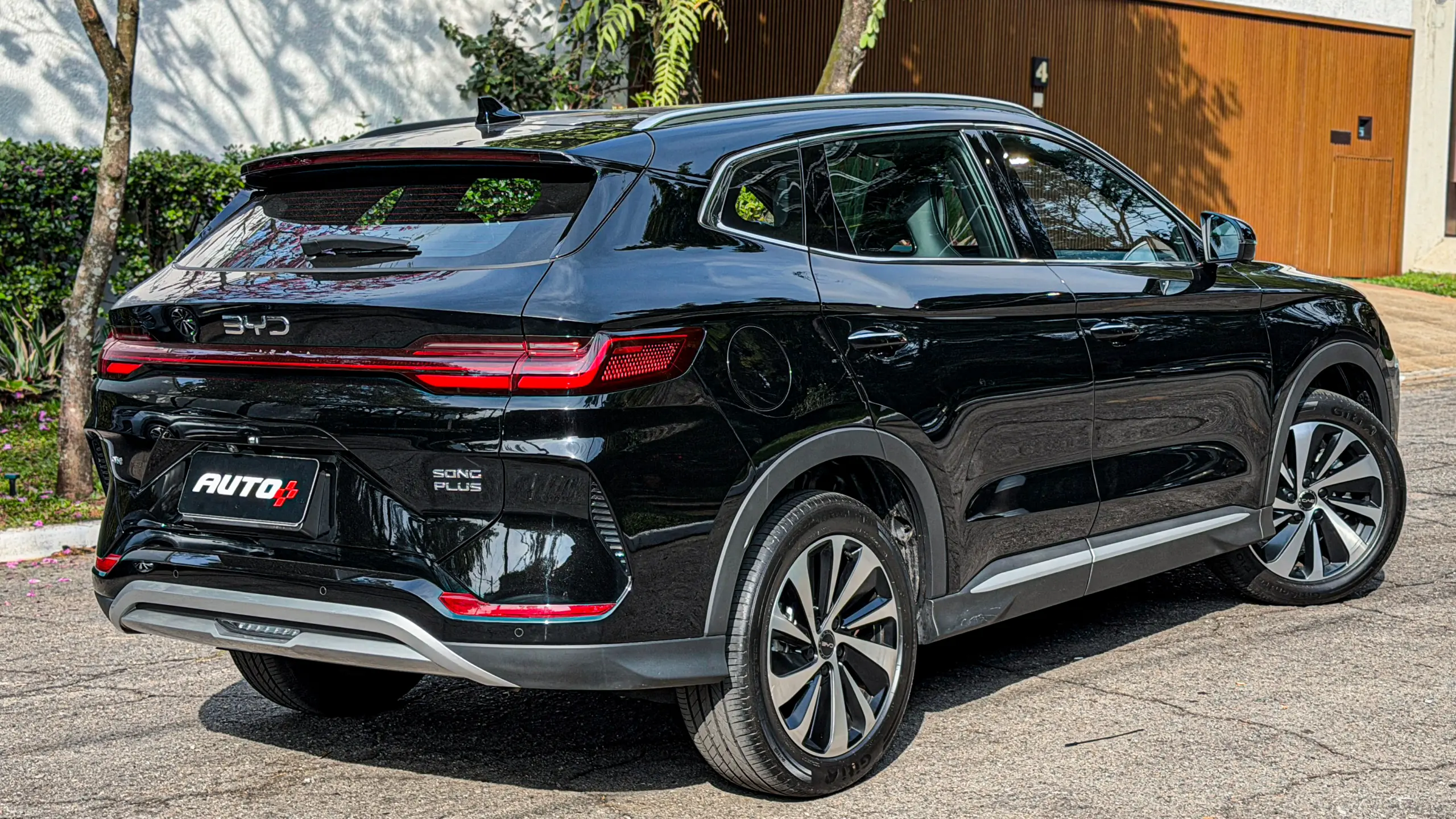 BYD Song Plus 2027 estático na rua na cor Delan Black para avaliação e teste