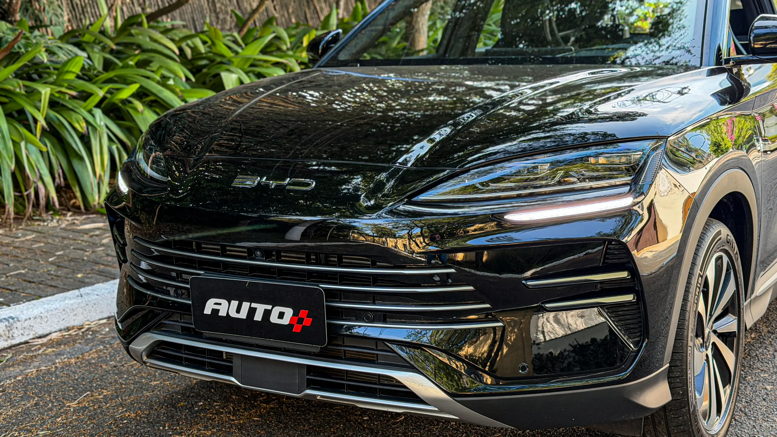 BYD Song Plus 2027 estático na rua na cor Delan Black para avaliação e teste