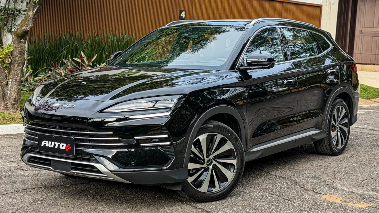 BYD Song Plus 2027 estático na rua na cor Delan Black para avaliação e teste