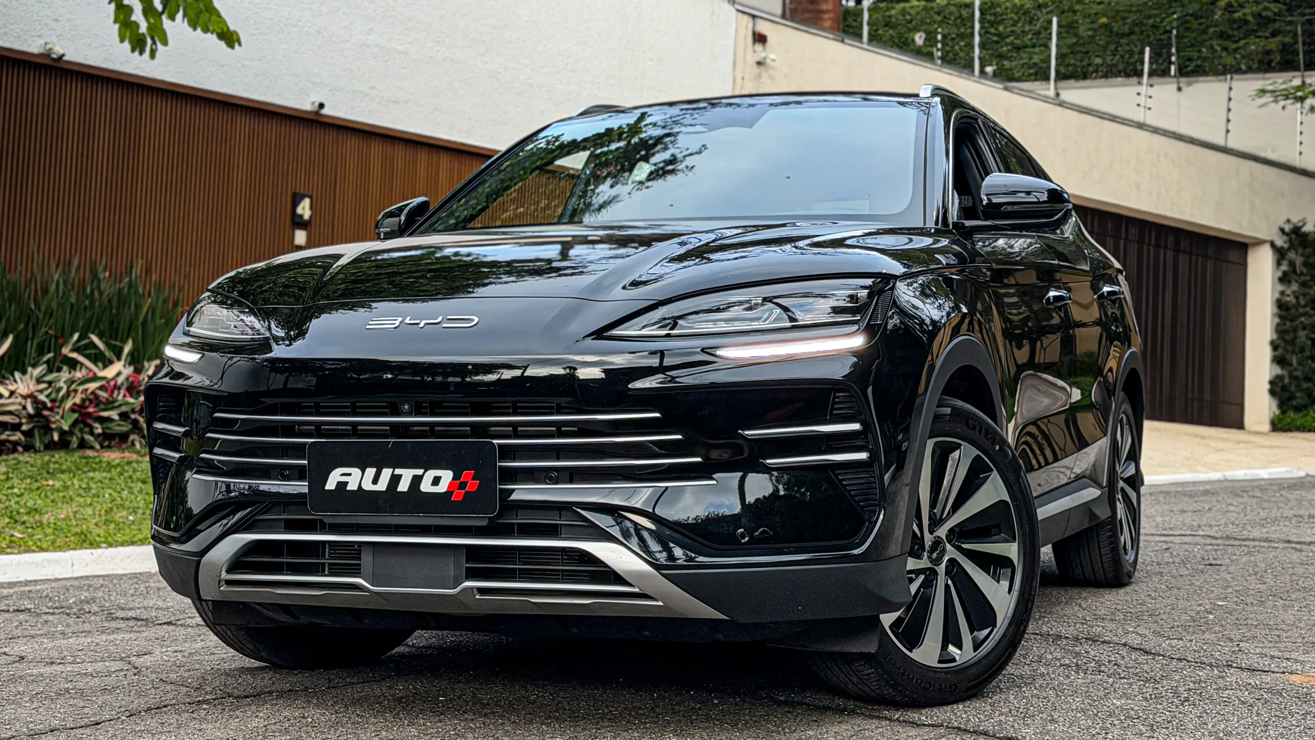 BYD Song Plus 2027 estático na rua na cor Delan Black para avaliação e teste