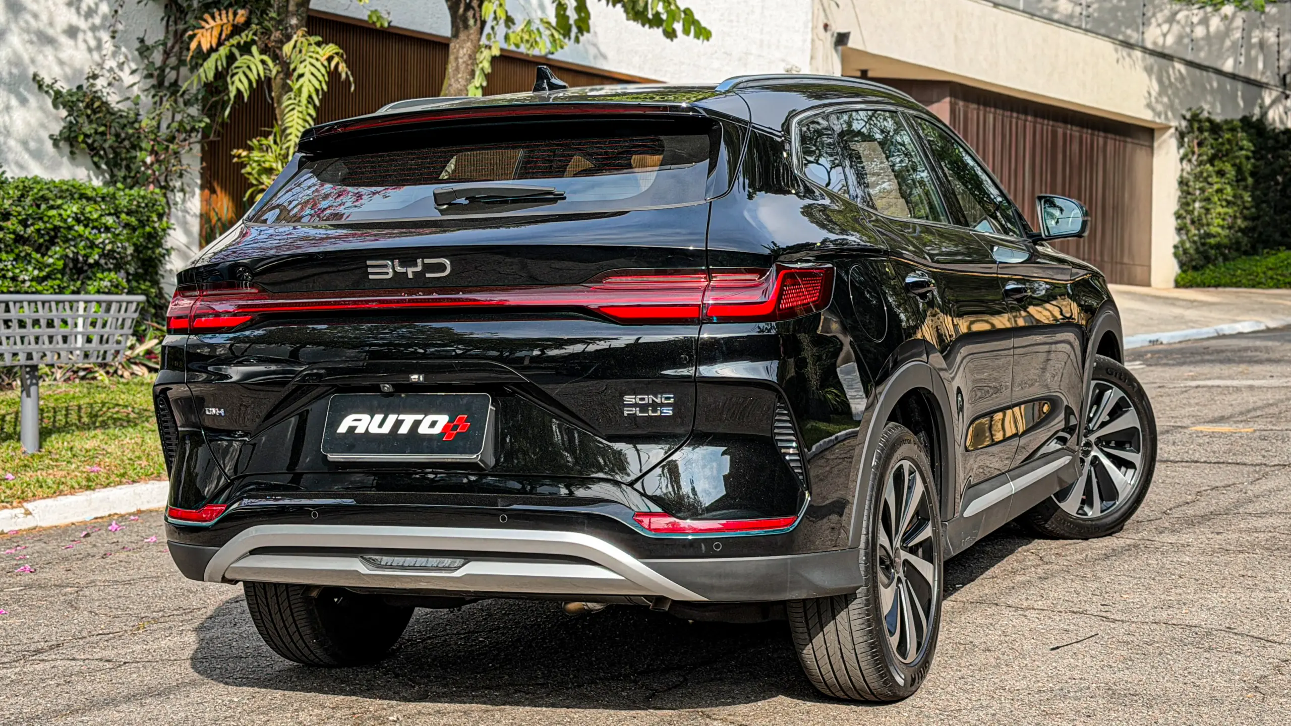 BYD Song Plus 2027 estático na rua na cor Delan Black para avaliação e teste