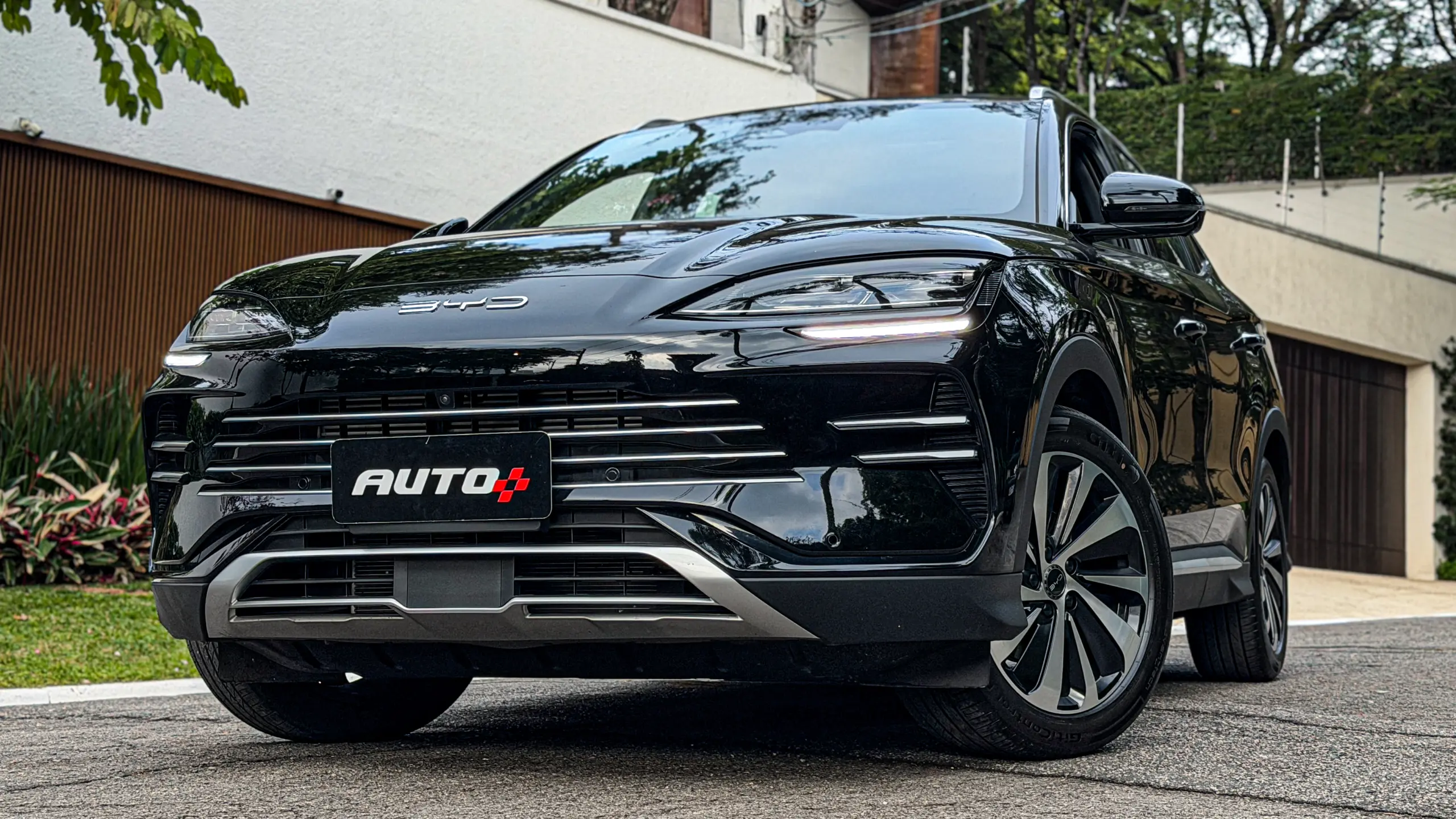 BYD Song Plus 2027 estático na rua na cor Delan Black para avaliação e teste