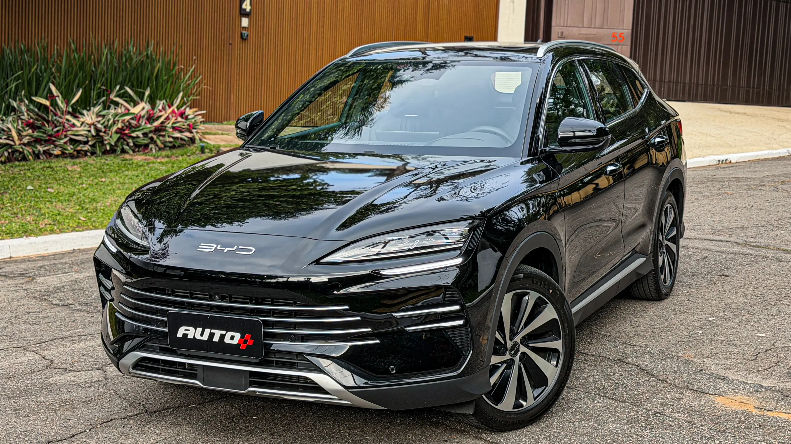 BYD Song Plus 2027 estático na rua na cor Delan Black para avaliação e teste