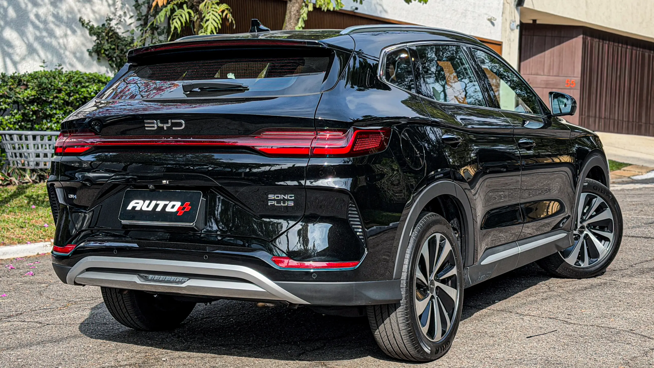 BYD Song Plus 2027 estático na rua na cor Delan Black para avaliação e teste